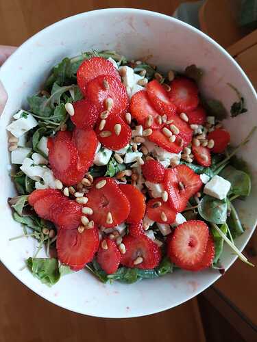 Salat mit Erdbeeren